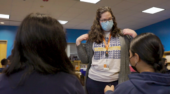 Efrat Gabay, MPH, gerente superior de programa del proyecto Todo es Para Ellos, habla con estudiantes de escuela secundaria durante una reciente clínica de vacunación en Houston.