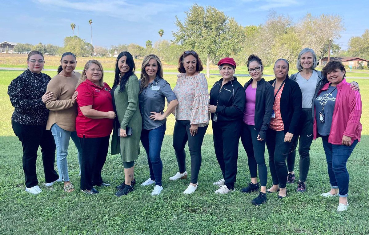 Tu Salud ¡Si Cuenta! - Group of employees standing smiling at camera.