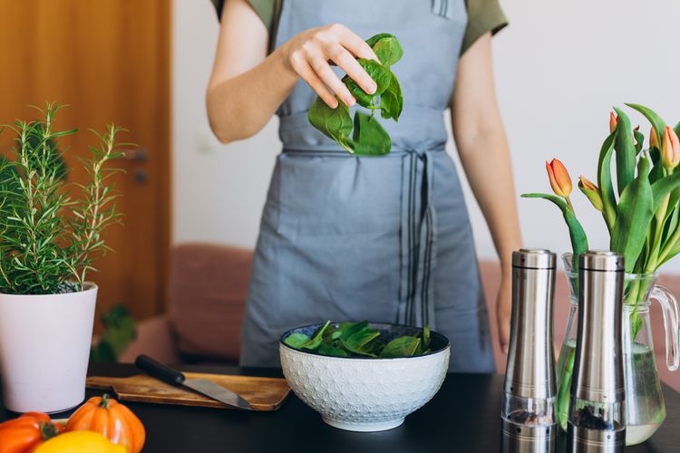 Can Eating a Handful of Raw Spinach in the Morning Make You Healthier?
