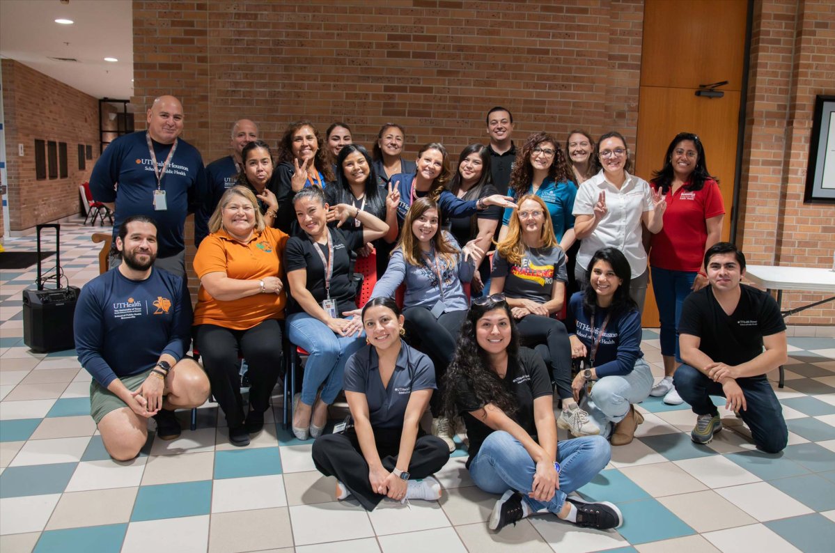 Tu Salud ¡Si Cuenta! - Employees smiling at camera