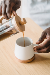 Estos son algunos de los riesgos de consumir cafeína en exceso, según una experta