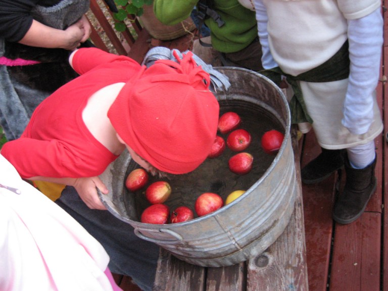 bobbing_for_apples